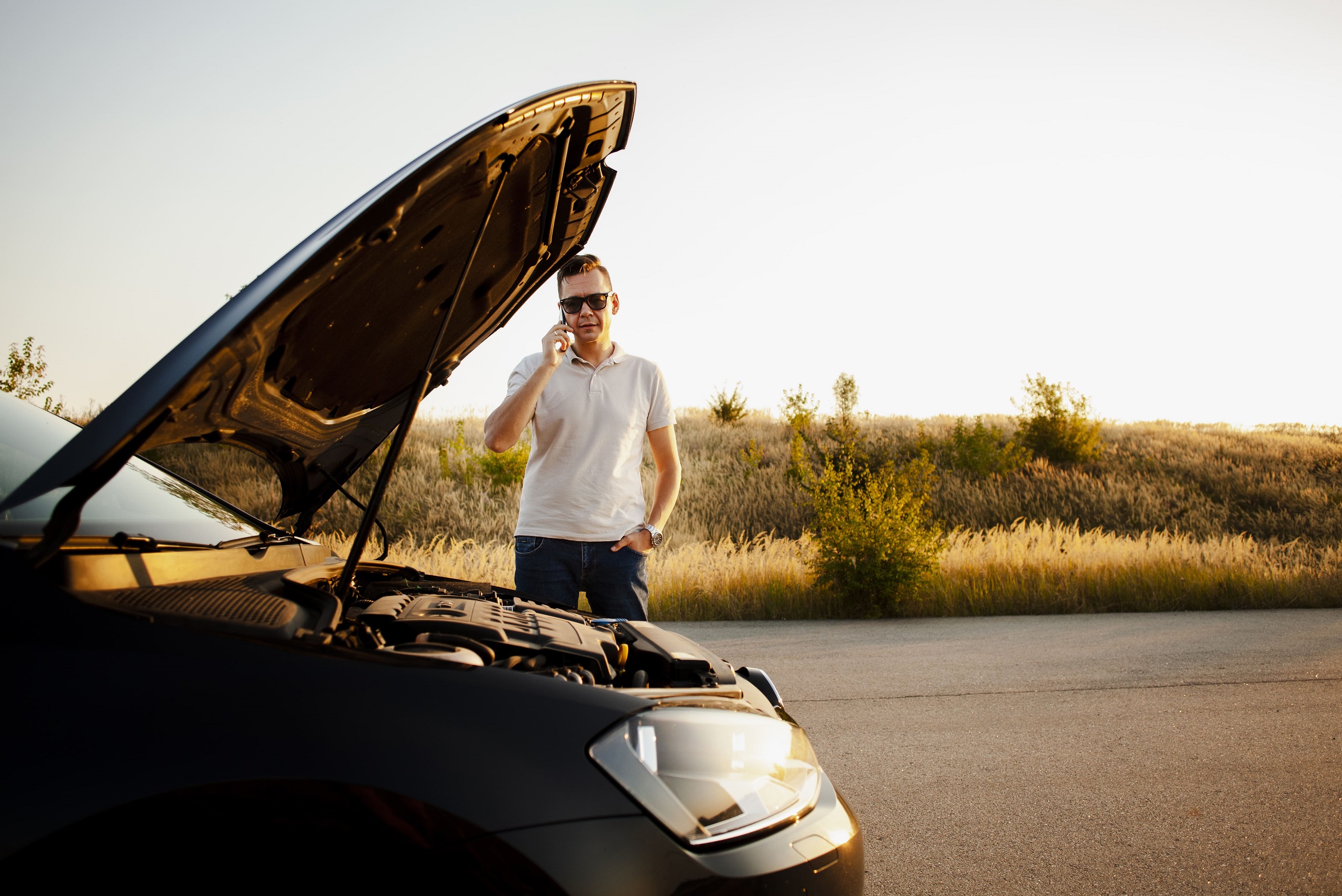 HOMBRE CON COCHE AVERIADO